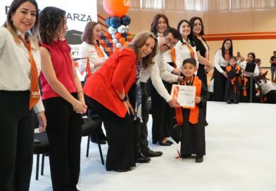 El rector Dámaso Anaya y la Lic. Isolda Rendón presiden graduación de CENDIS de la UAT