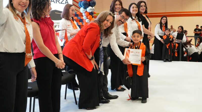 El rector Dámaso Anaya y la Lic. Isolda Rendón presiden graduación de CENDIS de la UAT
