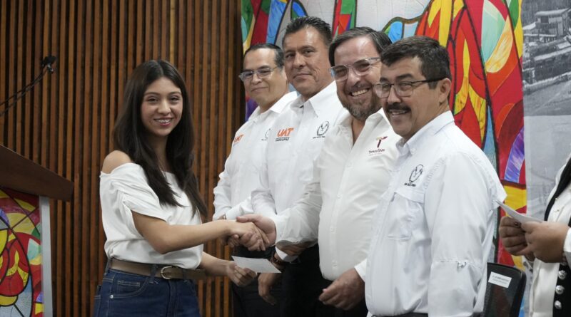 UAT y Secretaría de Educación entregan más de 8 000 becas a universitarios