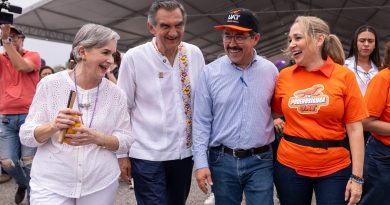 Rodeado de niños alegres, el gobernador Américo y el rector Dámaso Anaya disfrutaron de las amenidades de la UAT en el DIFzania 2026