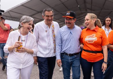 Rodeado de niños alegres, el gobernador Américo y el rector Dámaso Anaya disfrutaron de las amenidades de la UAT en el DIFzania 2026