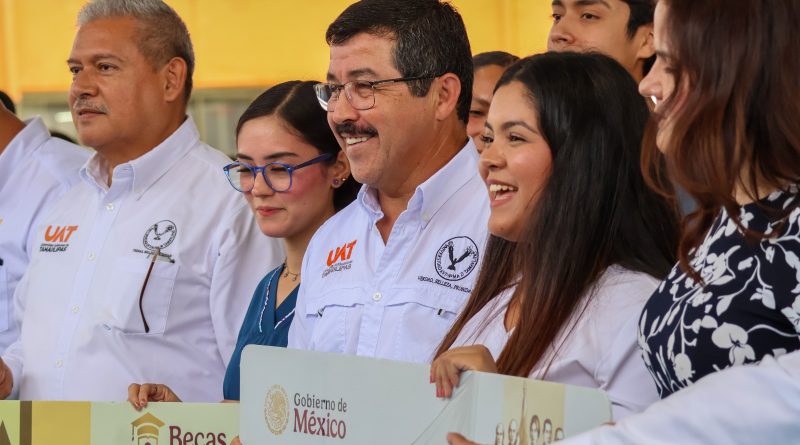 Encabeza el rector Dámaso Anaya entrega de becas a 493 estudiantes de la UAT