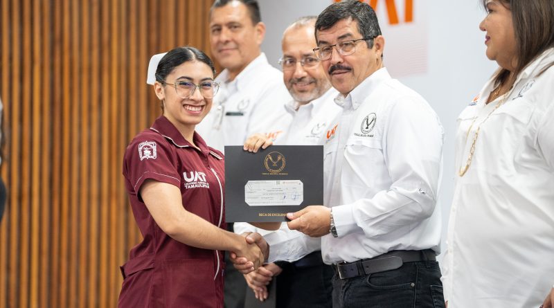 Reconoce la UAT excelencia académica con la entrega de más de 600 becas y estímulos educativos