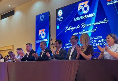 Reconoce Dámaso Anaya a trabajadores universitarios en el 53 Aniversario del SUTUAT