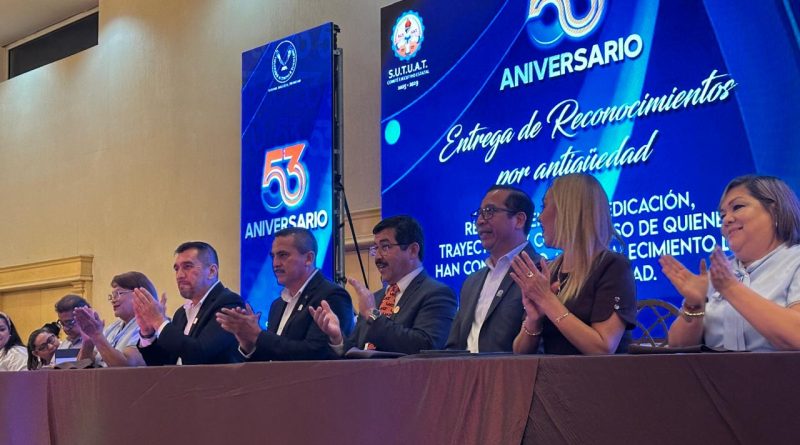 Reconoce Dámaso Anaya a trabajadores universitarios en el 53 Aniversario del SUTUAT